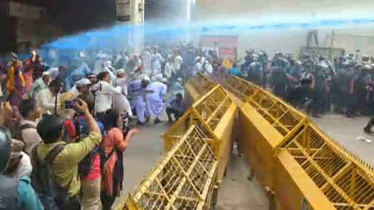 ইবতেদায়ি শিক্ষকদের ভুখা মিছিলে পুলিশের জলকামান নিক্ষেপ