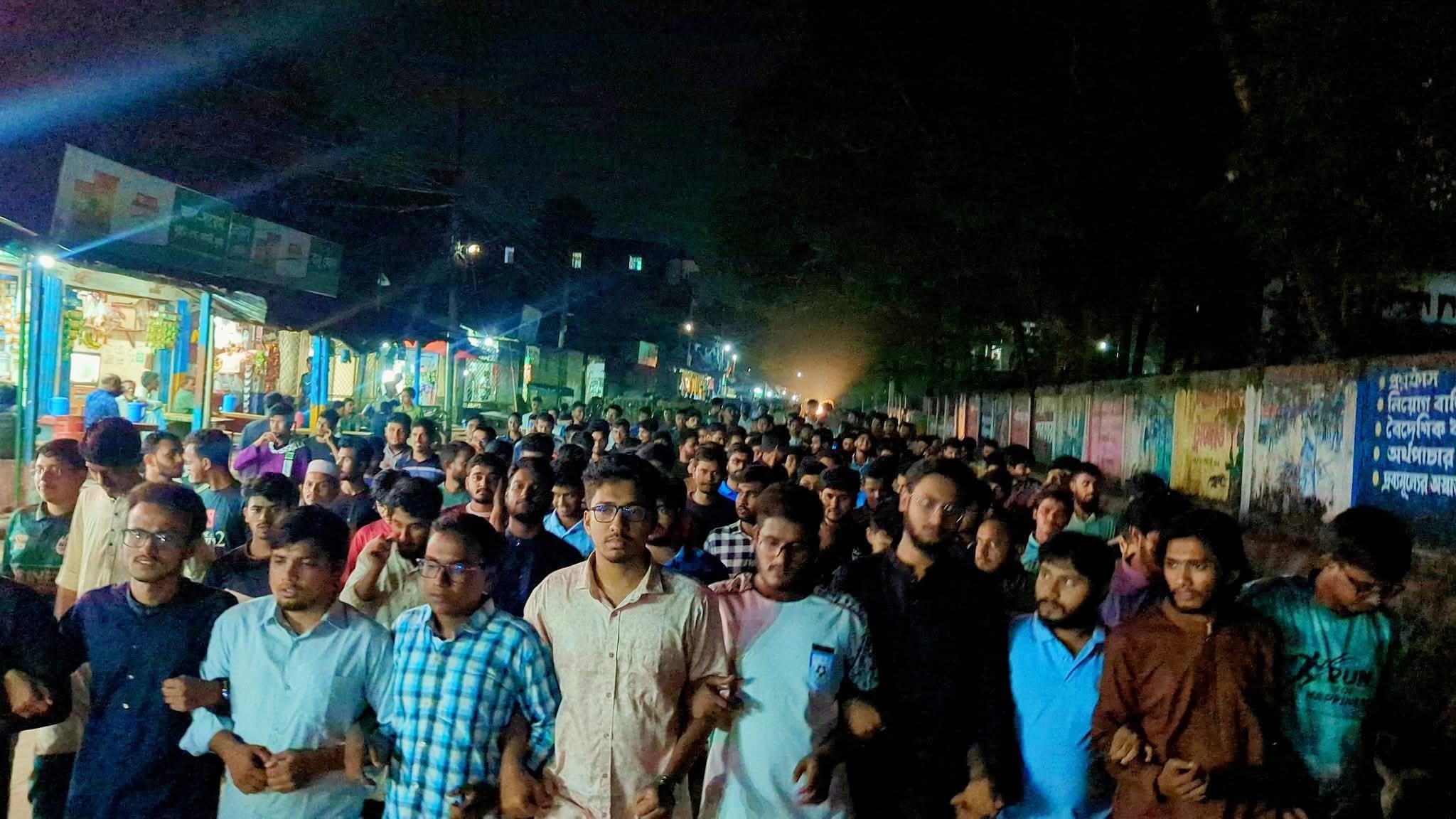 চবিতে নিষিদ্ধ ছাত্রলীগের অপতৎপরতার প্রতিবাদে বিক্ষোভ মিছিল করেছে শিক্ষার্থীরা