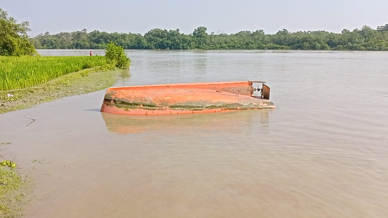 পশুর নদীতে বোট উল্টে আমেরিকা প্রবাসী নারী পর্যটক নিখোঁজ