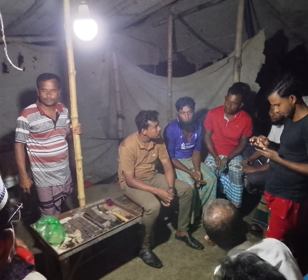 সাতক্ষীরার শ্যামনগরে অস্ত্র তৈরীর সরঞ্জামসহ দুই বনদস্যু আটক