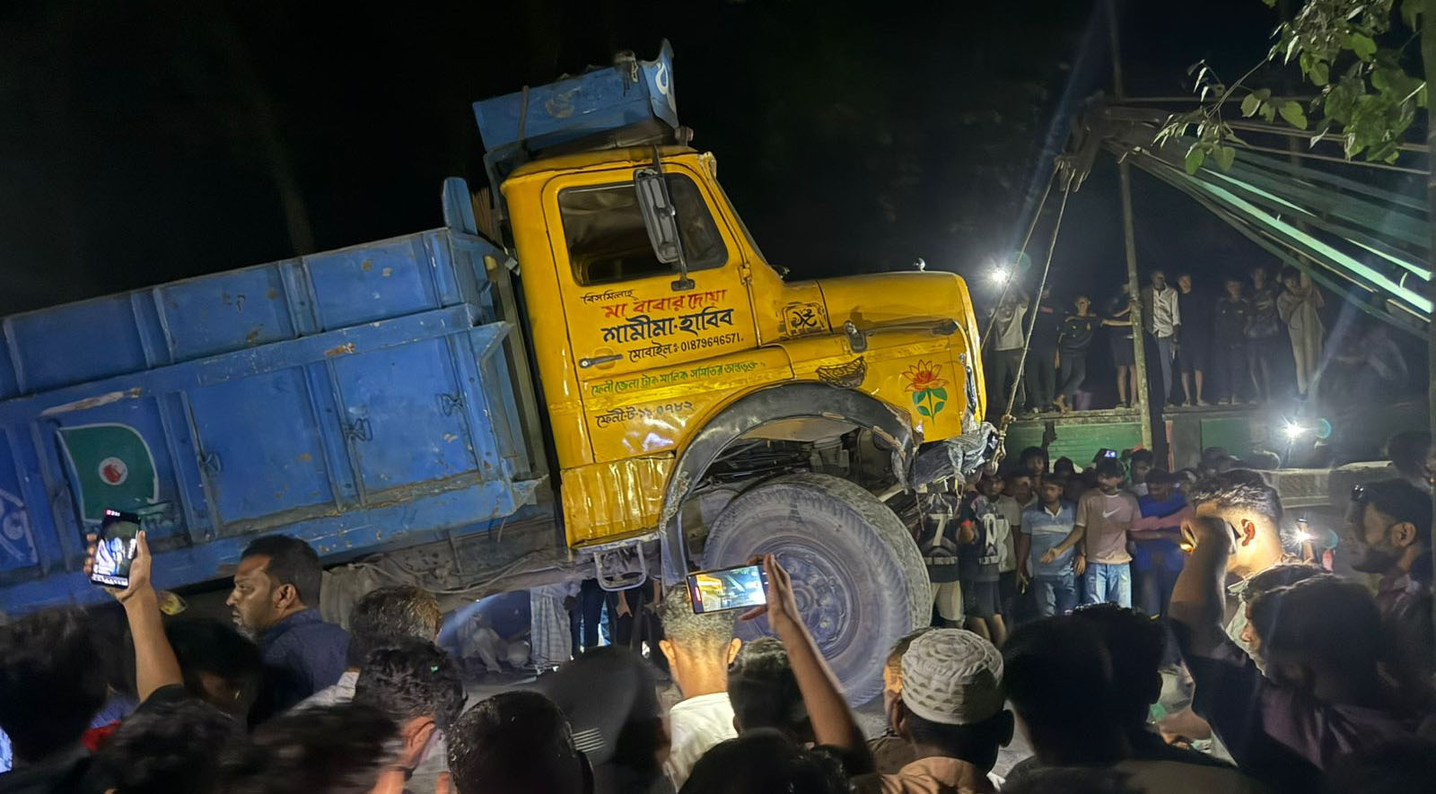 চৌদ্দগ্রামে ট্রাক-সিএনজি অটোরিকশার মুখোমুখি সংঘর্ষে নিহত ৩, আহত ৫