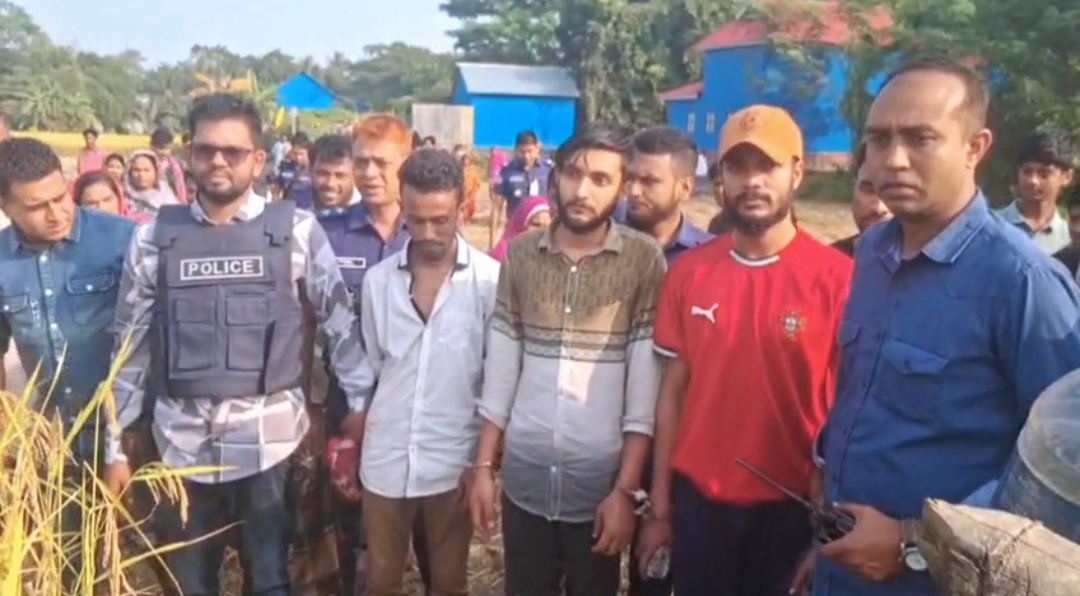 ভাঙ্গায় বিপুল পরিমাণ বোমা ও বোমা তৈরি সরঞ্জামসহ ৩ জন আটক