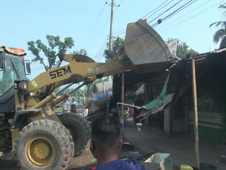 নাটোরে মহাসড়কের পাশ থেকে অবৈধ স্থাপনা উচ্ছেদ অভিযান শুরু
