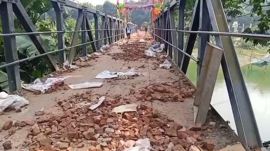 ফরিদপুরে দুই উপজেলার গ্রামবাসীর সংঘর্ষে রণক্ষেত্র, ভাংচুর-লুটপাট: আহত ২০