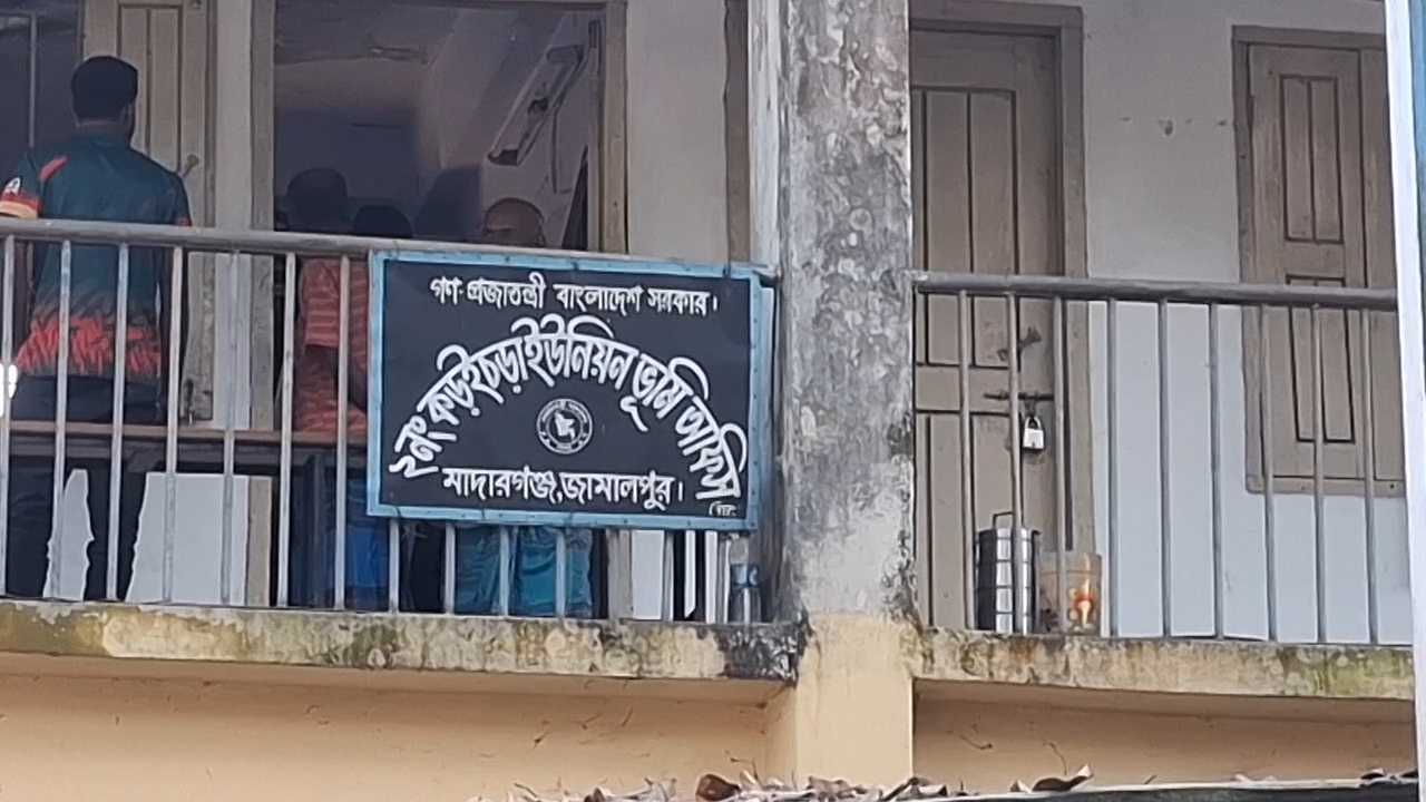 মাদারগঞ্জে ভূমি অফিসে দালালের দৌরাত্ম্য, টাকা ছাড়া মিলে না ভূমি সেবা!