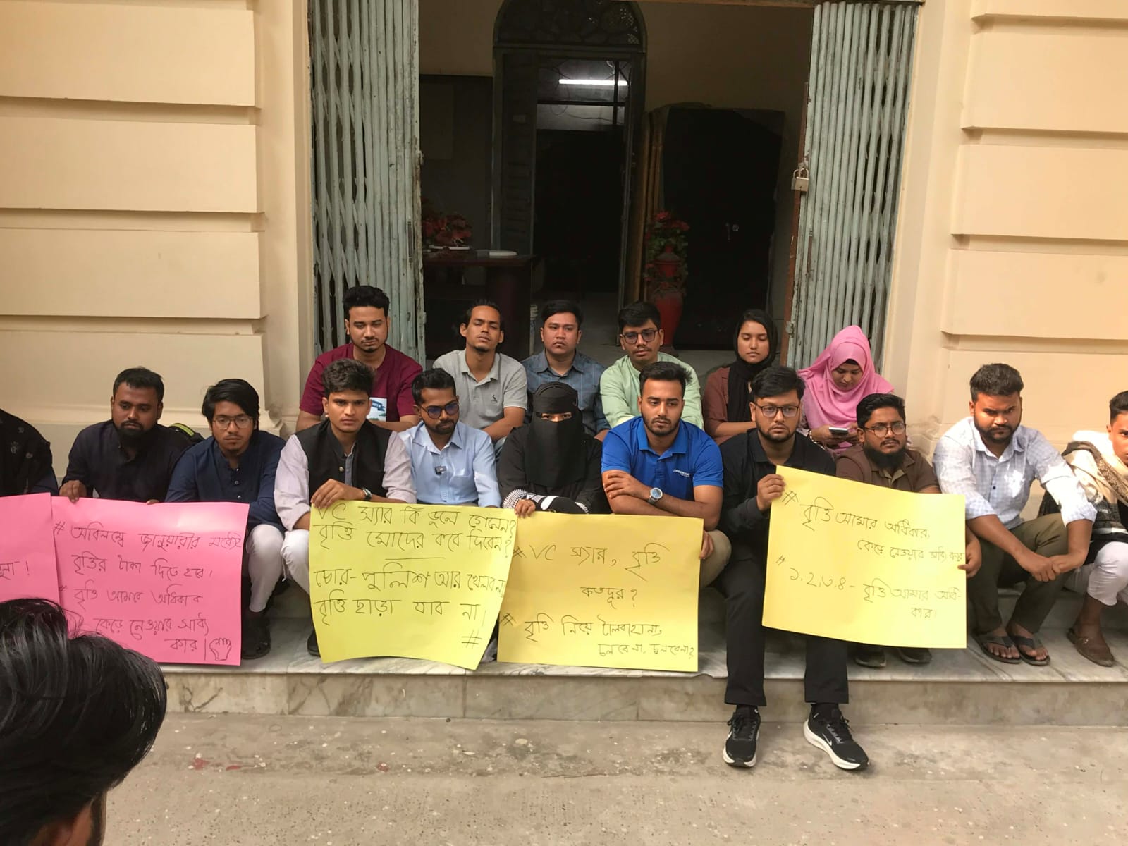 সম্পূরক বৃত্তির সুরাহা না হলে কঠোর আন্দোলনের হুঁশিয়ারি ছাত্রদল সমর্থিত প্যানেলের