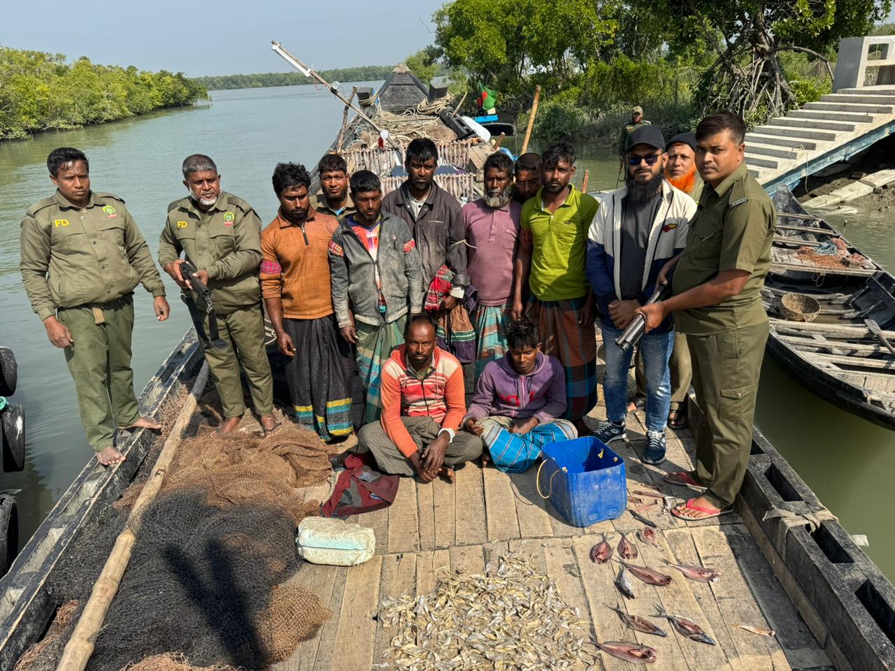 অভয়ারণ্যে মাছ ধরার অভিযোগে সাতক্ষীরায় ট্রলারসহ ৭ জেলে আটক