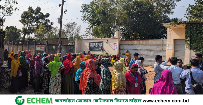 শ্রীপুরে বেতনের দাবিতে পোশাক শ্রমিকদের অবস্থান কর্মসূচি, কারখানা বন্ধ রেখে মালিকপক্ষ উধাও