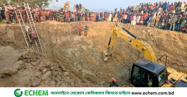 গর্তটির গভীরতা ১৫০ থেকে ২০০ ফুট, ফায়ার সার্ভিস পৌঁছেছে কেবল ৩০ ফুট