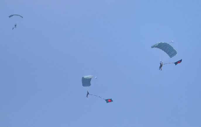 বিজয়ের দিনে পতাকা হাতে ৫৪ বাংলাদেশি প্যারাট্রুপারের বিশ্বরেকর্ড