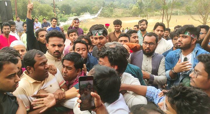 পুষ্পস্তবক অর্পণকে কেন্দ্র করে কুবিতে ছাত্রদল ও শিক্ষার্থীদের মাঝে দুই দফায় বাকবিতণ্ডা