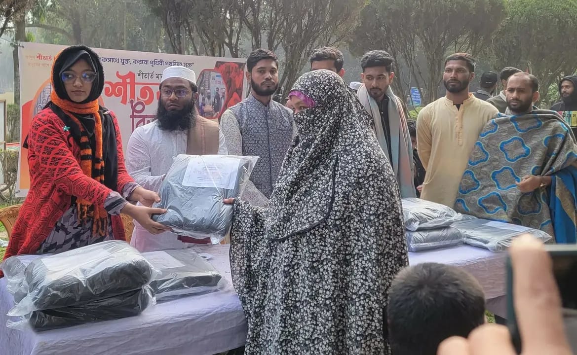 অর্ধশতাধিক শীতার্ত মানুষের মাঝে শীতবস্ত্র বিতরণ করল ইবি সিআরসি