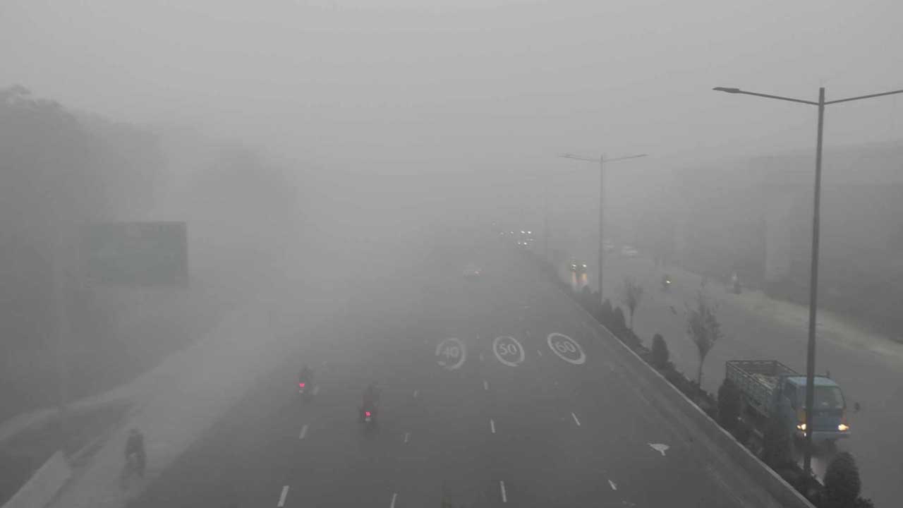 কুয়াশায় শুরু ঢাকার সকাল, আকাশ থাকবে আংশিক মেঘলা