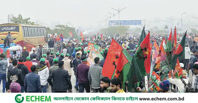 ঢাকার রাস্তায় মানুষ আর মানুষ, গন্তব্য ৩০০ ফিট