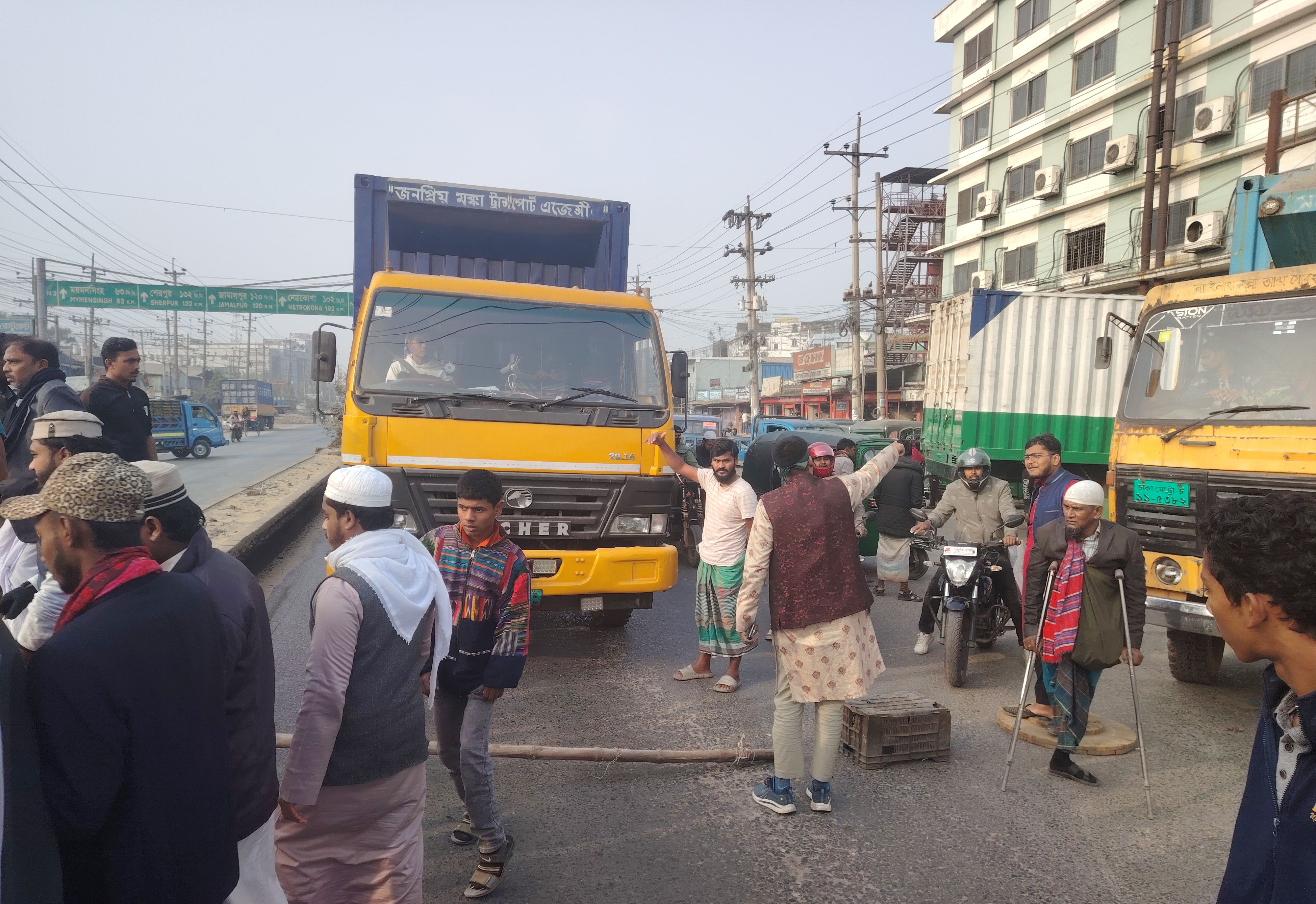 শ্রীপুরে ওসমান হাদী হত্যার বিচারের দাবিতে মহাসড়ক অবরোধ