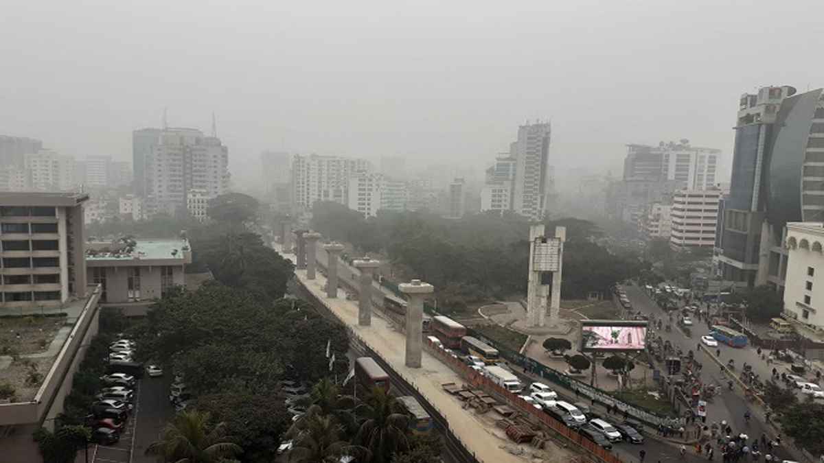 শীতের দাপটে জবুথবু রাজধানী, দুপুরেও অন্ধকারে ঢাকা