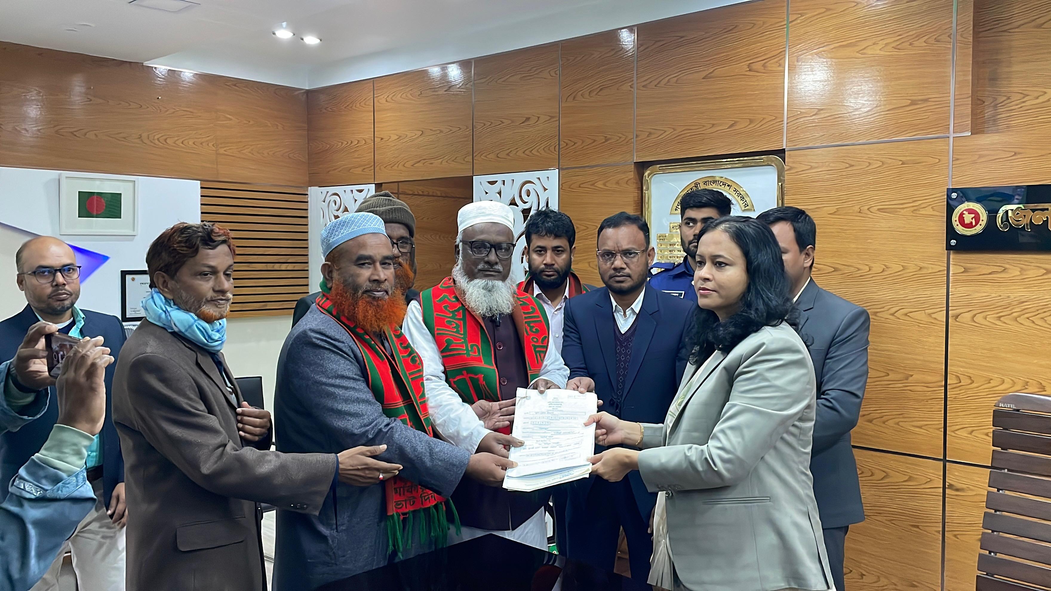 নাটোরে মনোনয়নপত্র জমাদান করছেন প্রার্থীরা