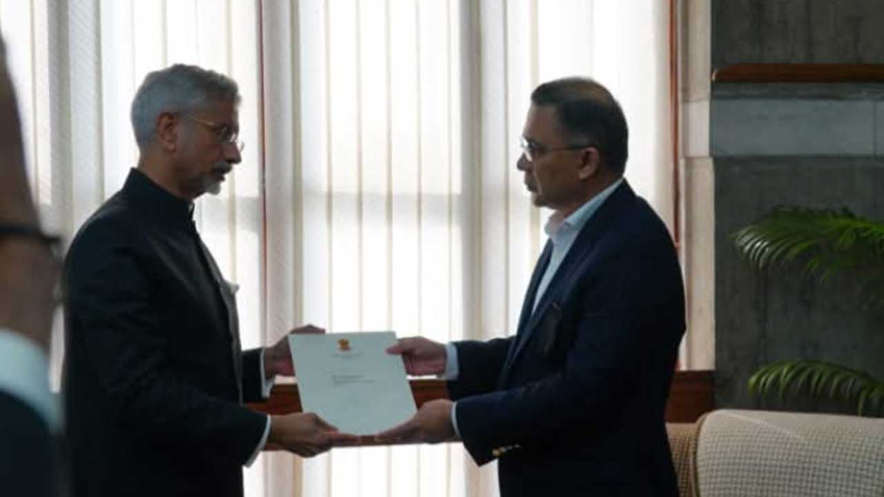 তারেক রহমানের কাছে ভারতের শোকবার্তা হস্তান্তর করলেন জয়শঙ্কর