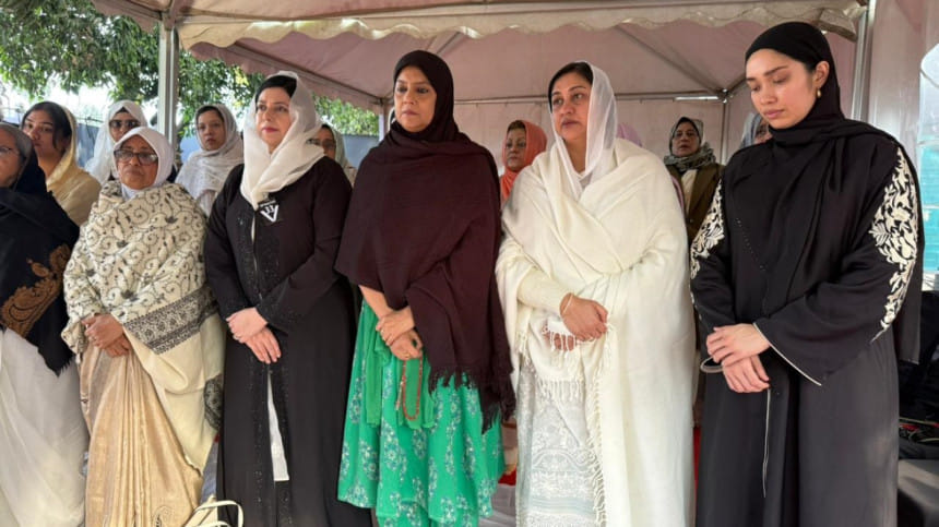 খালেদা জিয়ার জানাজায় অংশ নিয়েছেন নারীরা