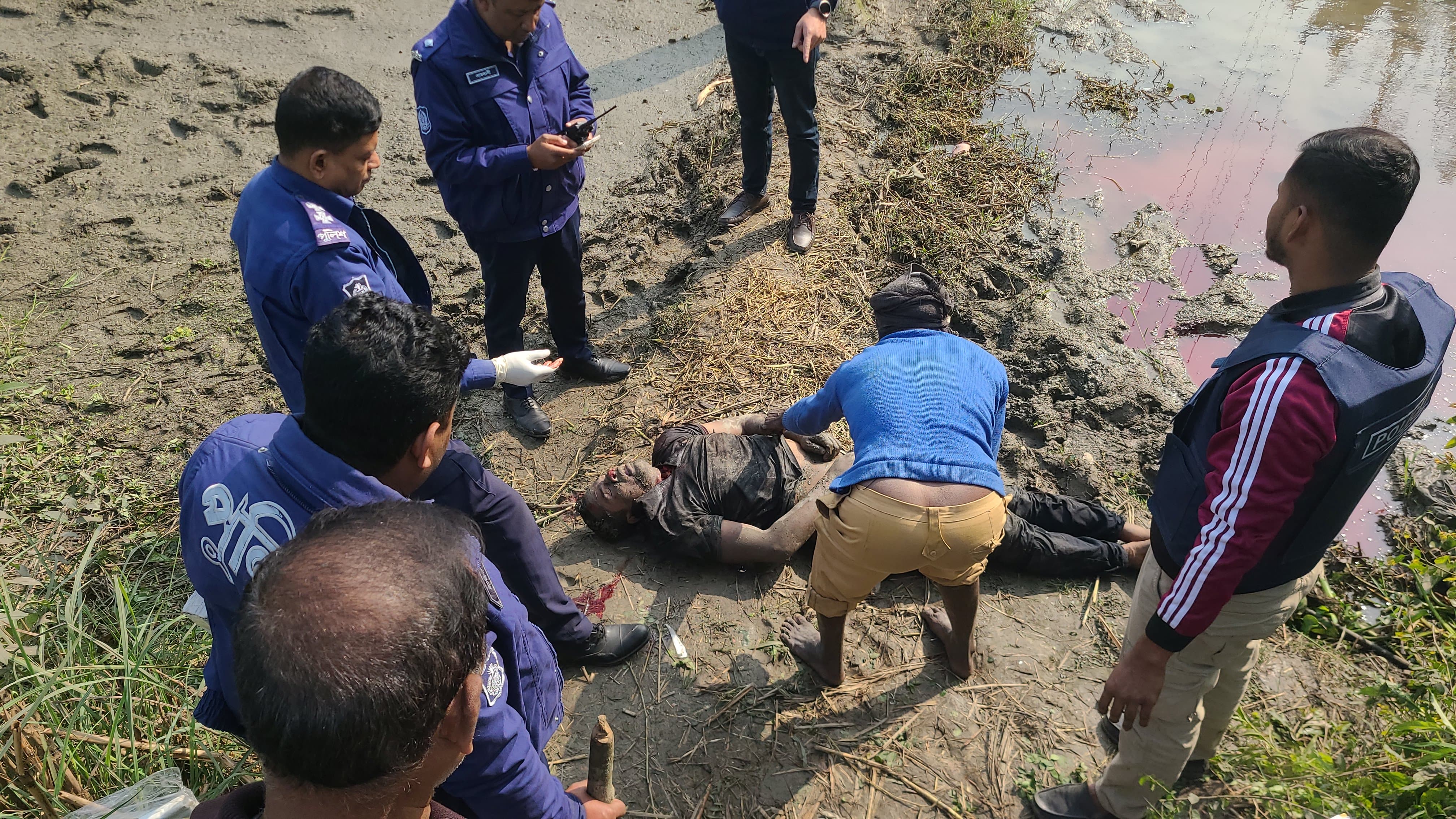 ফরিদপুরে হাত-পা বাঁধা গলাকাটা অজ্ঞাত যুবকের মরদেহ উদ্ধার