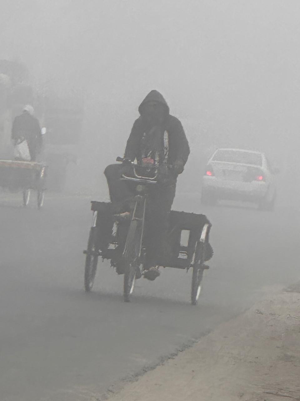 হিমেল বাতাসের সাথে কনকনে ঠান্ডায় স্থবির হয়ে পড়েছে সাতক্ষীরার মানুষের জীবনযাত্রা