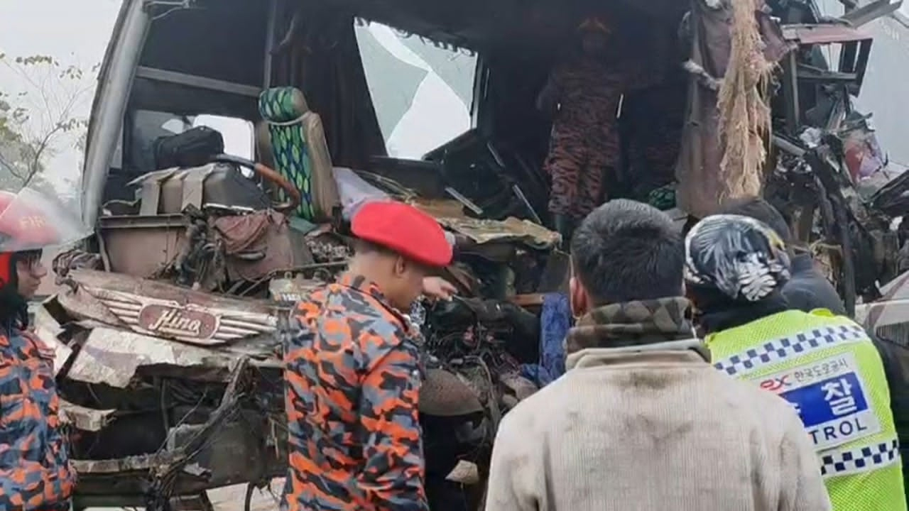 মুন্সীগঞ্জে ঢাকা-মাওয়া মহাসড়কে বাস-ট্রাক সংঘর্ষ, নিহত ১