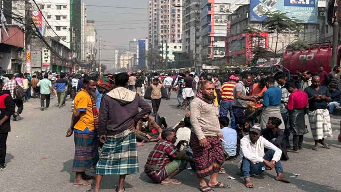 বাড্ডায় সড়ক অবরোধ করে অটোরিকশা চালকদের বিক্ষোভ