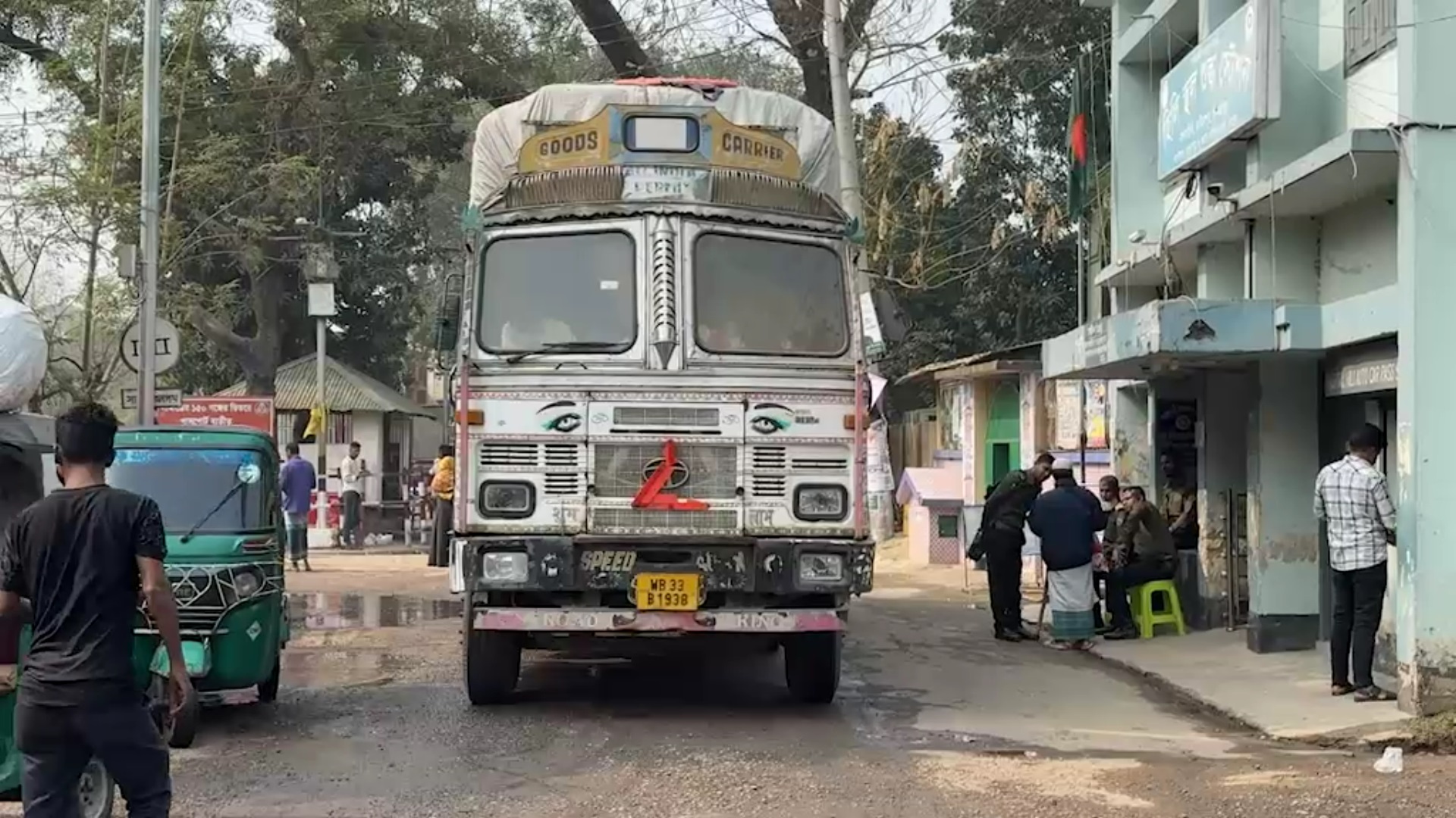 ৫০দিন পর হিলি স্থলবন্দর দিয়ে ভারত থেকে চাল আমদানি শুরু
