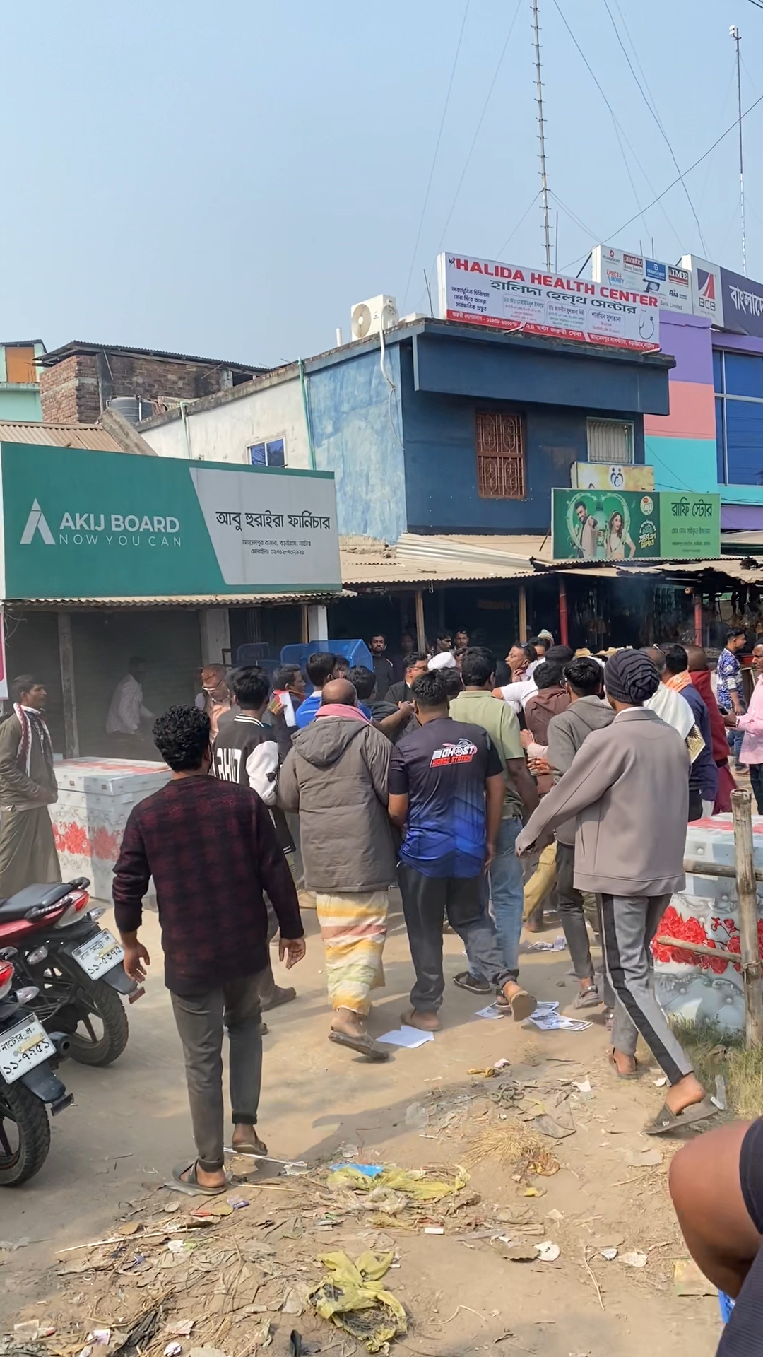 বড়াইগ্রামে নির্বাচনী অফিস করাকে কেন্দ্র করে বিএনপি'র দুই পক্ষের সংঘর্ষ