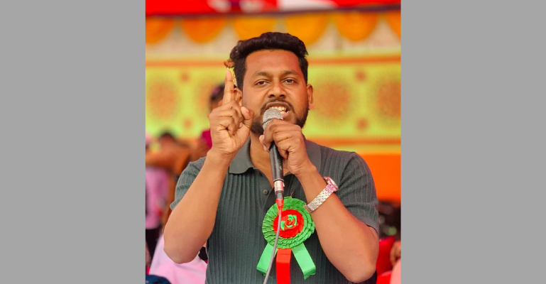 শোষণের বিরুদ্ধে ছাত্রশক্তির হুংকার: কৃষ্ণপুরে চাঁদাবাজদের রুখে দেওয়ার ঘোষণা নীলয় রেজার