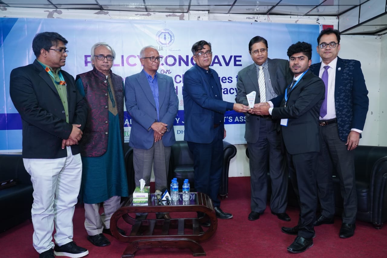 ডিআইইউসাস বেস্ট রিপোর্টিং অ্যাওয়ার্ড পেলেন সময় জার্নলের হৃদয়