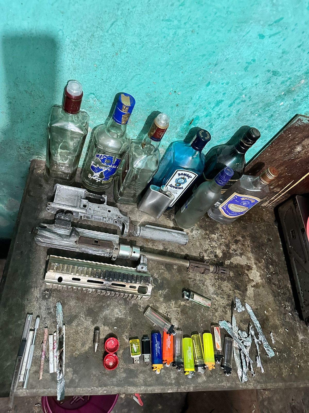 নাটোরে যৌথ বাহিনীর অভিযানে আগ্নেয়াস্ত্র ও অস্ত্র তৈরির সরঞ্জাম উদ্ধার, আটক ২