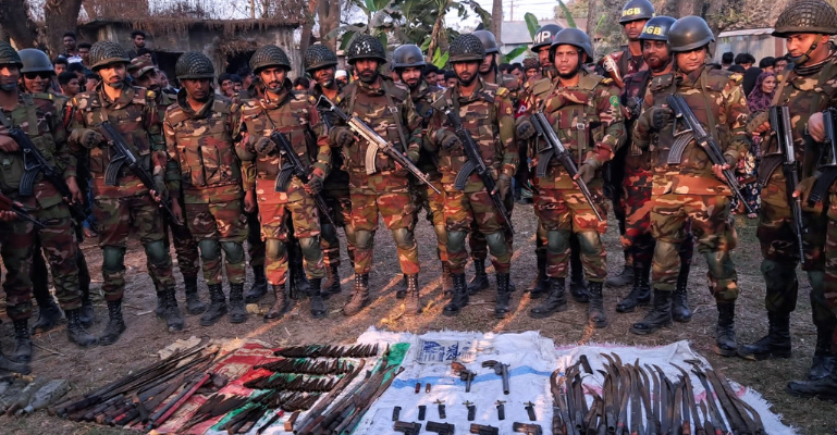 ফরিদপুরে পানির নিচ থেকে যৌথ বাহিনীর বিপুল অস্ত্র উদ্ধার