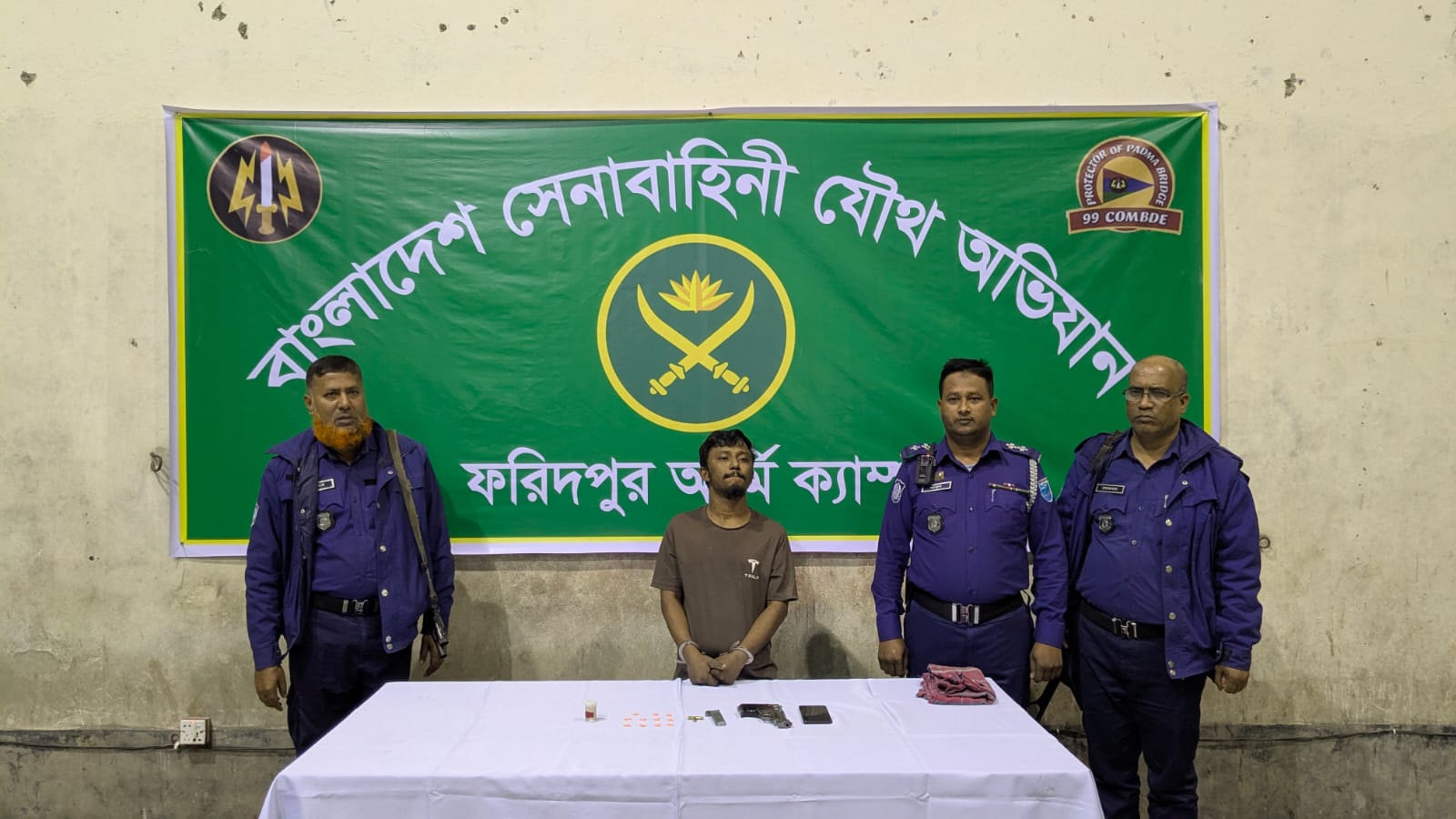 ফরিদপুরের আলিপুরে যৌথ বাহিনীর অভিযান: পিস্তল ও ইয়াবাসহ আটক ১