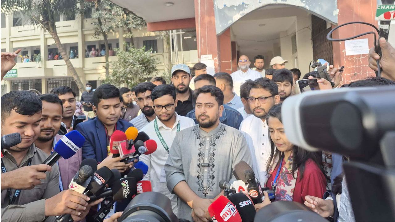 উৎসবমুখর পরিবেশ, ভোট কেন্দ্রে আসুন: নাহিদ ইসলাম