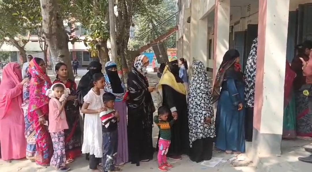 ফরিদপুরে শান্তিপূর্ণভাবে  ভোটগ্রহণ চলছে  নতুন ভোটার ও নারীদের উপস্থিতি বেশি