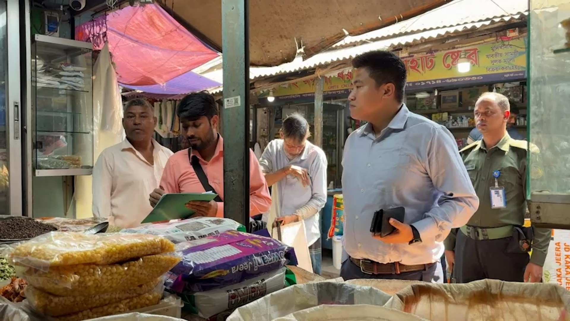 হিলিতে মুল্য তালিকা থাকায দুই মুদি দোকানীকে জরিমানা ভ্রাম্যমান আদালতের