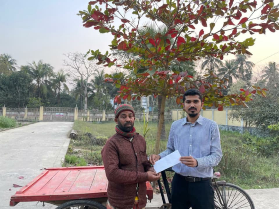 অসচ্ছল ভ্যানচালকের পাশে থেকে রমজানের শুরু করলেন পুঠিয়া এসি (ল্যান্ড)