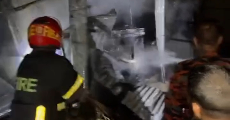 নাটোরে অগ্নিকান্ডে কৃষকের বসতবাড়ি ও গবাদি পশু পুড়ে ছাই