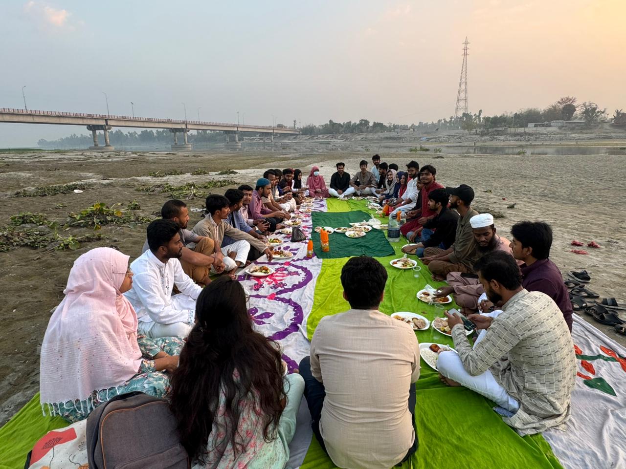 নদী-হাওয়া আর বন্ধুত্ব: তিস্তার তীরে ব্যাচ ইফতার