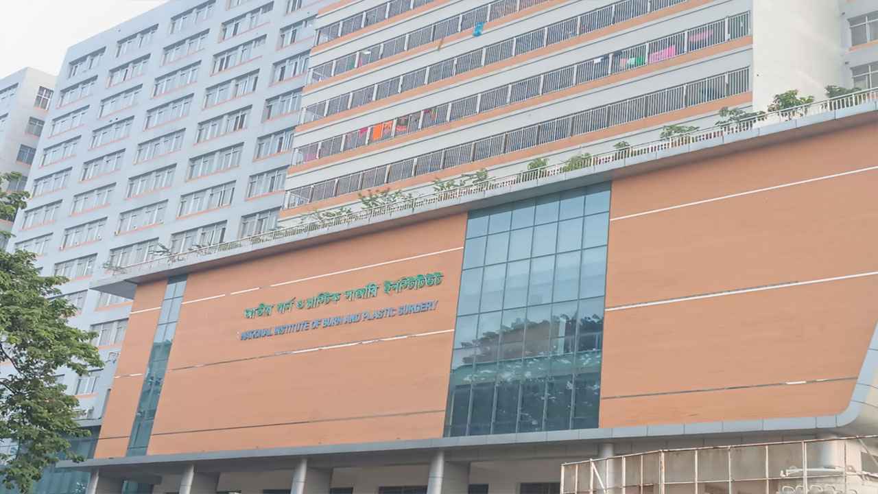 রাজধানীতে গ্যাস লিকেজ থেকে বিস্ফোরণ, অন্তঃসত্ত্বা নারীসহ দগ্ধ ১০