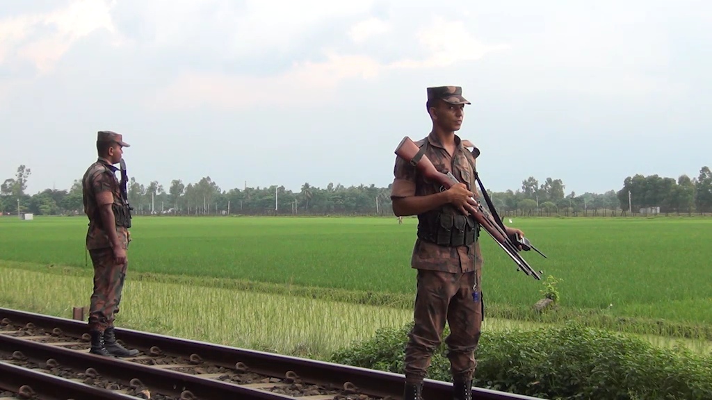 জ্বালানি তেল পাচার প্রতিরোধে হিলি সীমান্তে বিজিবি'র টহল জোরদার, বাড়তি সর্তকতা