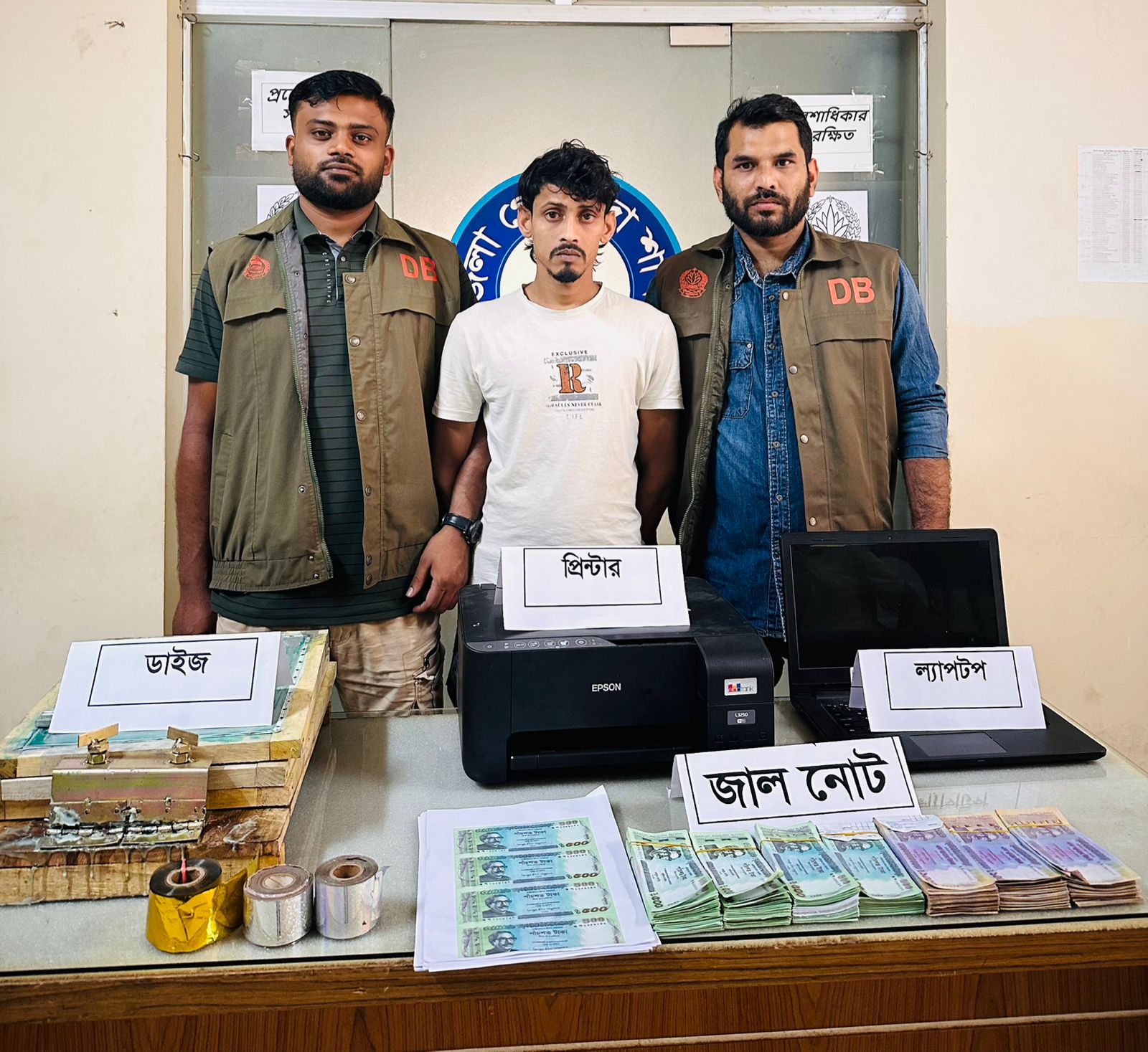 রামুতে জাল টাকা ও সরঞ্জামসহ যুবক আটক