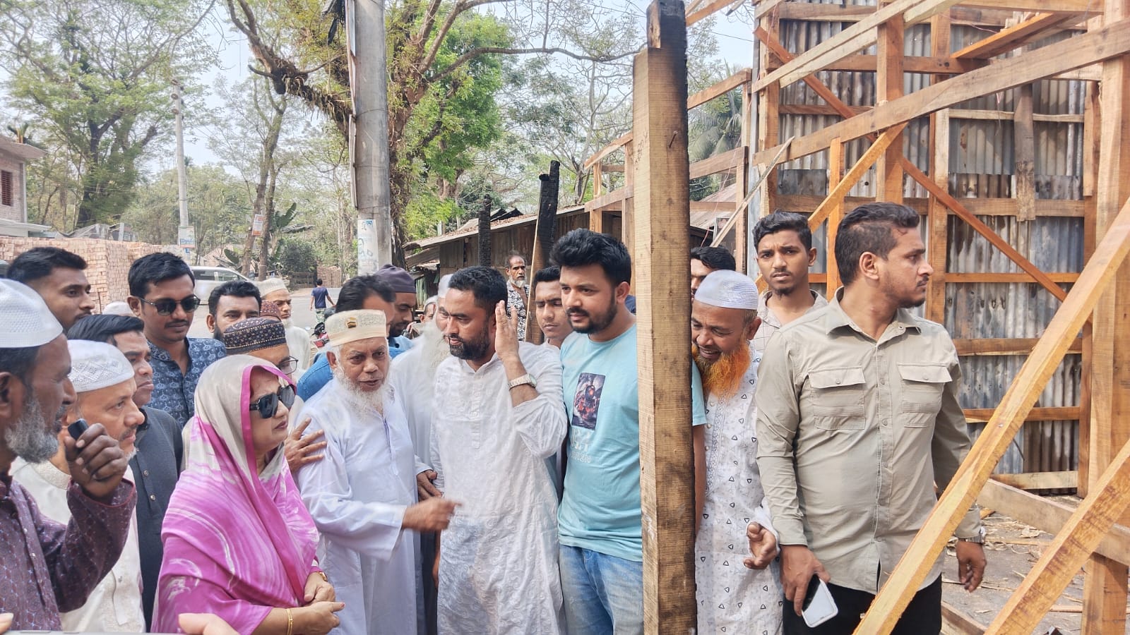 নল‌ছি‌টি‌তে আগুনে পুড়ে যাওয়া ব্যবসায়ীদের পাশে এমপি ইলেন ভু‌ট্টো