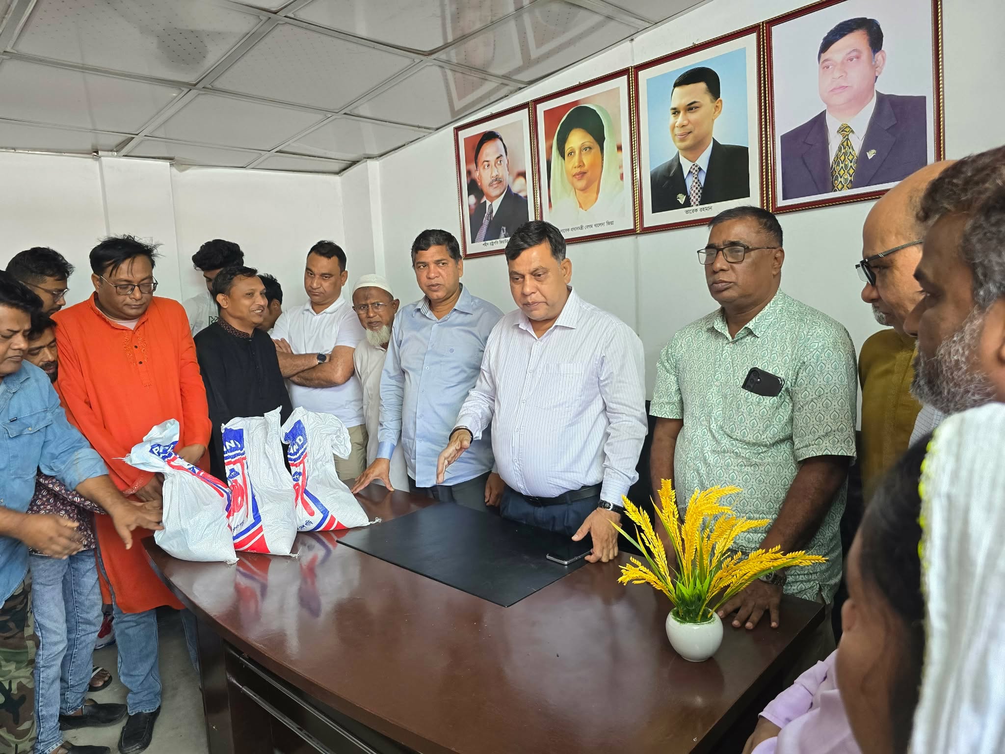 জামালপুরে যুবদল নেতার ঈদ সামগ্রী বিতরণ