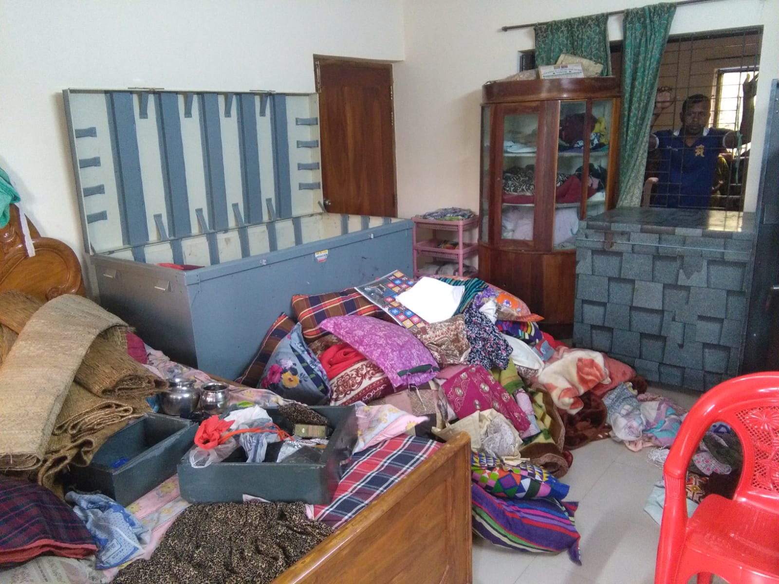 শ্যামনগরে খাবারে চেতনানাশক মিশিয়ে নগদ টাকা ও স্বর্ণালংকারসহ ১ কোটি ২৮ লক্ষাধিক টাকার মালামাল লুট