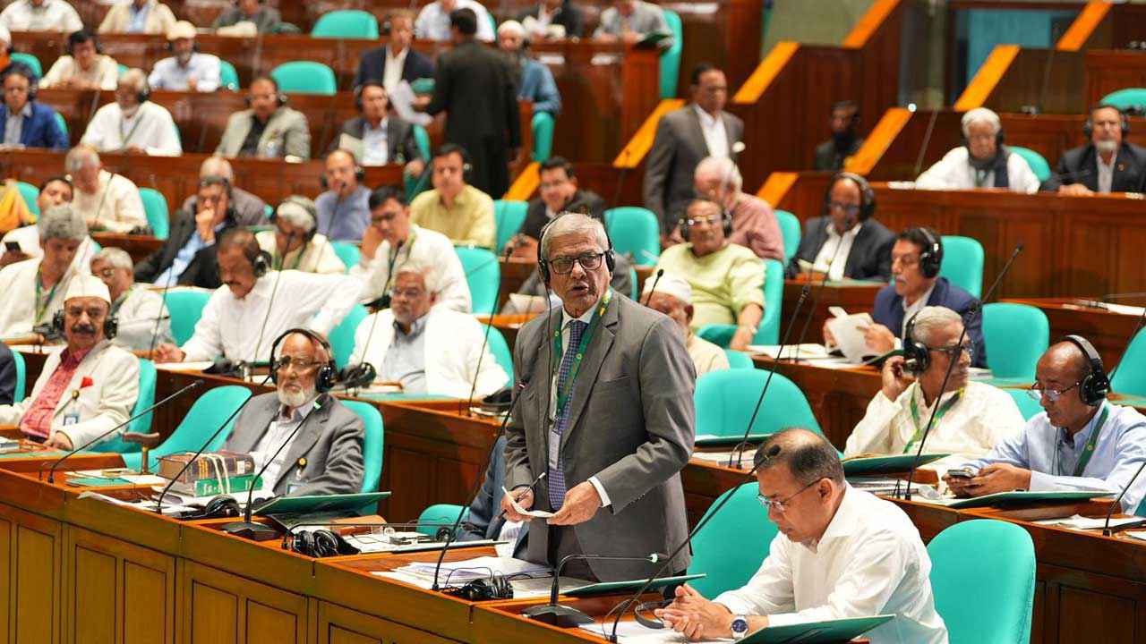 দুর্নীতিকে প্রশ্রয় না দিয়ে গ্রামাঞ্চলের রাস্তাঘাটে সর্বোচ্চ অগ্রাধিকার: ফখরুল