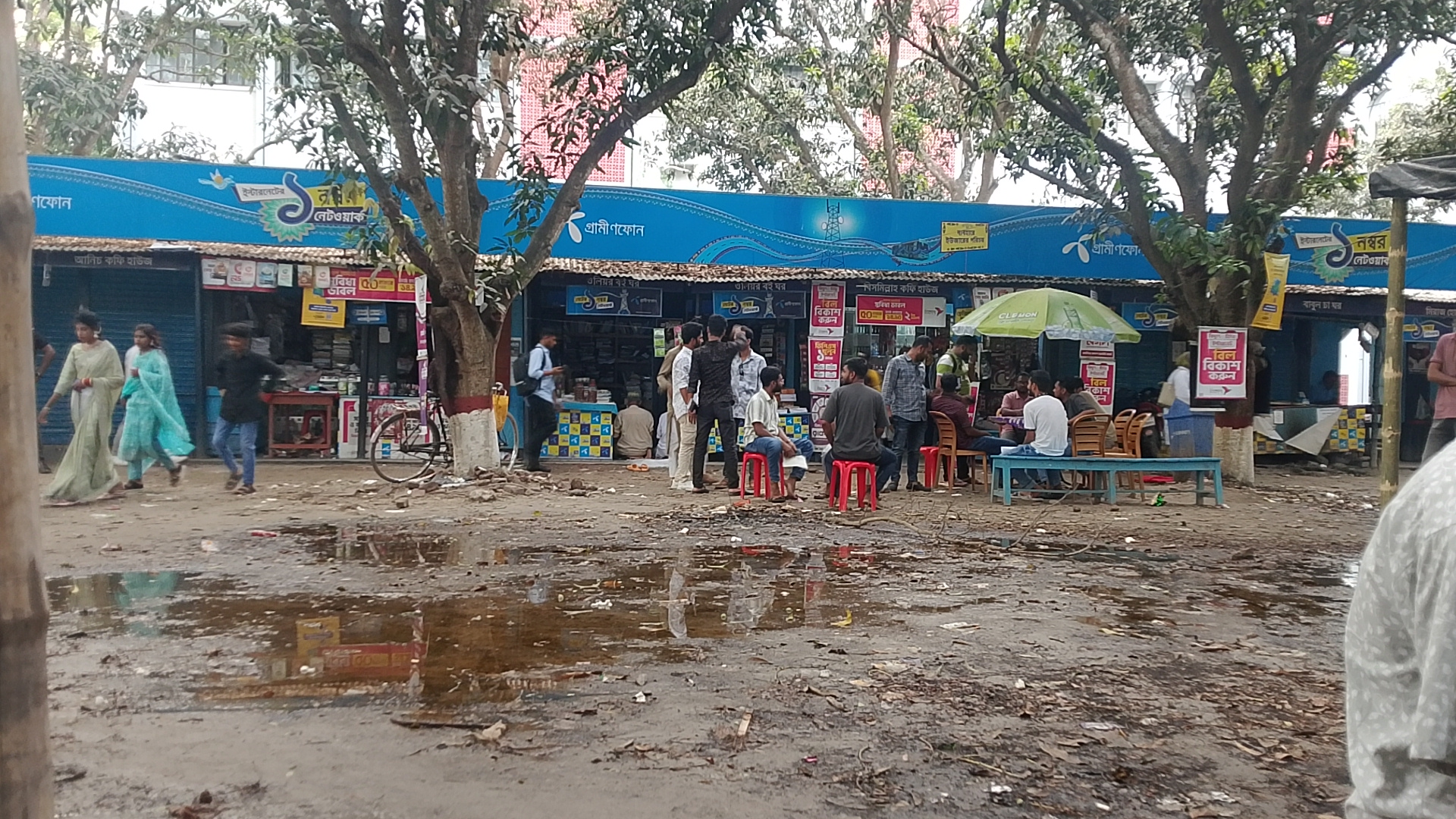 কর্দমাক্ত ইবির ঝাল চত্বরে ফের ভোগান্তি, আশ্বাসে ঝুলে আছে সংস্কার