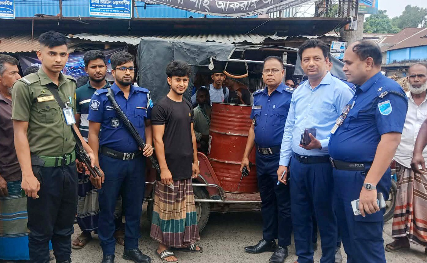 সালথায় ইজিবাইকে অবৈধভাবে পেট্রল পরিবহন: যুবকের ১০ হাজার টাকা জরিমানা