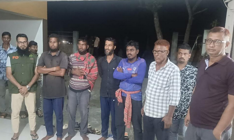 সুন্দরবন সাতক্ষীরা রেঞ্জের কাচিকাটায় নৌকা ডুবি, পাঁচ মৌয়াল উদ্ধার, নিখোঁজ ৩